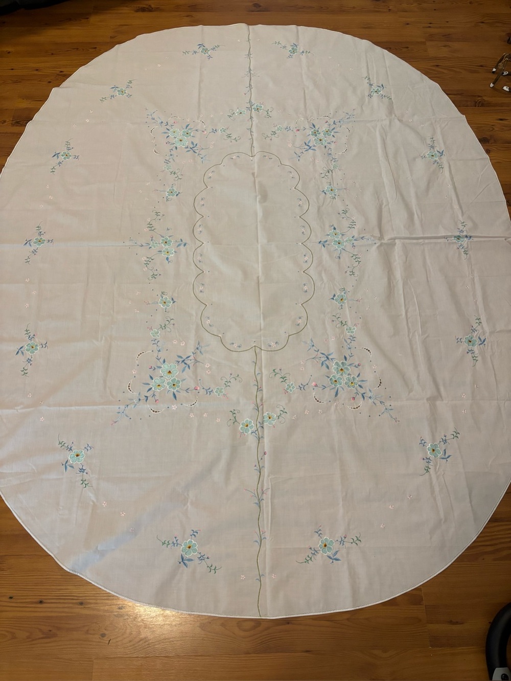 Oval Table Cloth 84”x72” With 8 Matching Napkins 17”x17” Blue Embroidered Flower